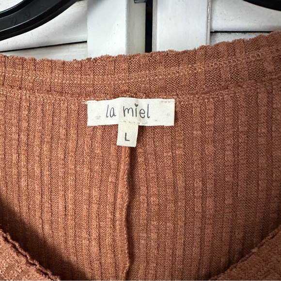 LA MIEL Rust Ribbed Knit Top - Picture 2 of 3